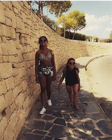 Hot Sexy Amy Leigh Hickman Bikini Pics