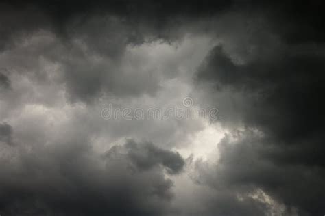 Nuvens De Tempestade Escura Sobre Um Fundo Solar Brilhante Azul Imagem