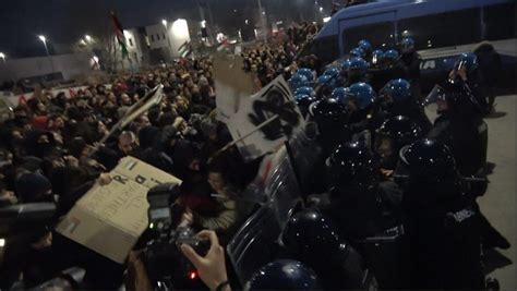 Scontri Davanti Alla Sede Rai A Bologna Manifestante Agli Agenti