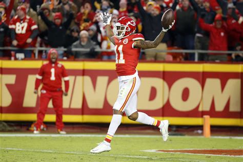 Chiefs Romp Past Raiders 35 3 To Clinch Afc West No 1 Seed News