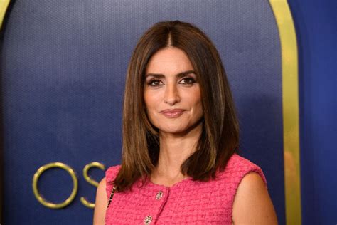 PHOTOS Penélope Cruz rayonnante dans une mini robe rose signée Chanel