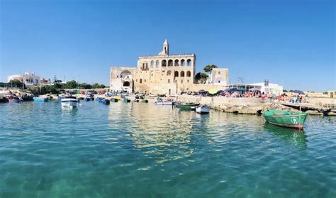 Giro In Barca Alle Grotte Di Polignano A Mare Holidoit