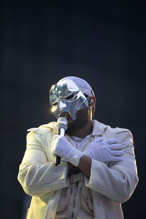 Fans rush to Au-Rene Theater at the Broward for sold out shows