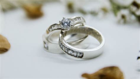 How To Pick A Wedding Band That Complements The Engagement Ring • Bridilly