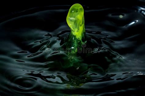 Chapoteo Del Descenso Del Agua En Fondos De Cristal Negros Imagen De