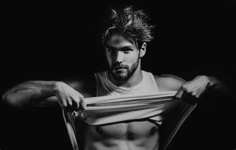 Sexy Joven Guapo Desnudo Hombre En Oscuridad Plano De Fondo Seductor Gay Foto Premium