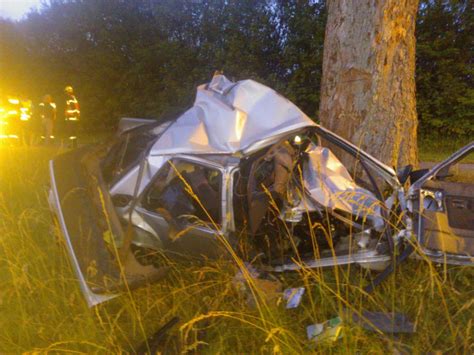 FAITS DIVERS Voiture contre un arbre un mort à Etzling