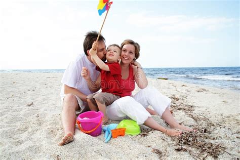 Junge Gl Ckliche Familie Auf Dem Strand Stockfoto Bild Von