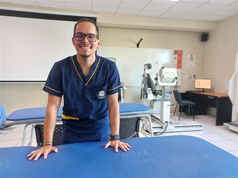 Estudiante de la Universidad de Ciencias Médicas de Costa Rica realiza