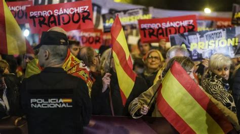 Unas Personas Se Manifiestan En Ferraz Contra La Amnist A Un Mes