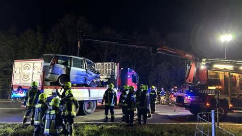 Frontalzusammensto Vier Schwerverletzte Bei Unfall Auf S