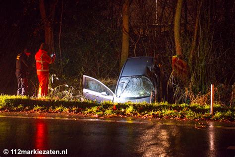 Automobilist Vliegt Uit De Bocht Op Afrit Bergen Op Zoom En Raakt Gewond