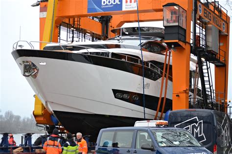 Boot Spektakul Rer Yachttransport Zur Boot D Sseldorf