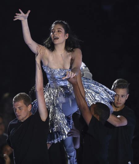 Lorde se arrranca a cantar por Rosalía en un concierto así suena la cover que ha hecho de Hentai