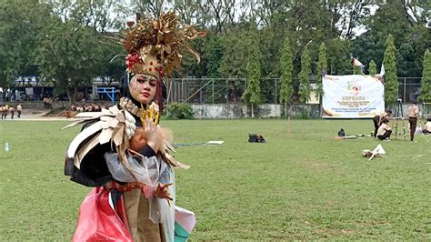 Kostum Unik Kombinasikan Unsur Garuda Dan Pramuka