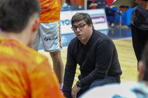 Julián Pagura dejó de ser el entrenador de Pergamino Básquet Diario Sur24