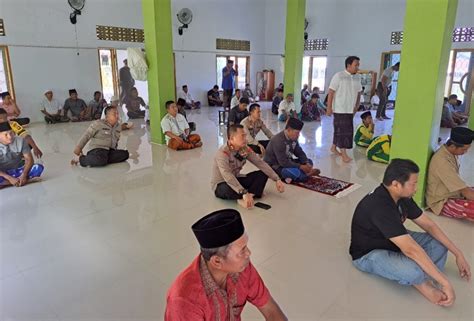 Kapolres Bone Bolango Beserta Kabag Kasat Sholat Bersama Warga