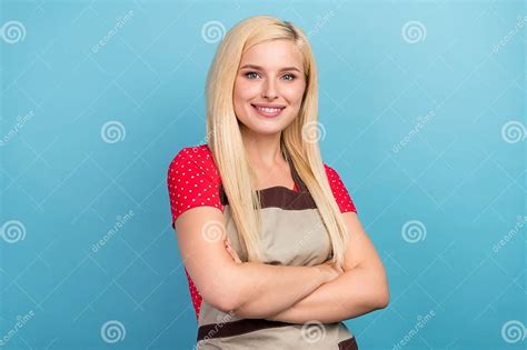 Photo Portrait Housewife Wearing Apron Smiling Cheerful Isolated Pastel