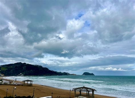 Tiempo de hoy a la mañana en la playa de Zarautz Con mucha eitb