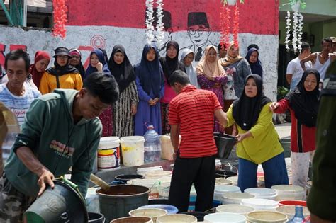 Dompet Dhuafa Distribusikan Tangki Air Bersih Untuk Warga