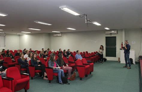 Estudantes participam de palestra Gerente da Moët Hennessy Campus