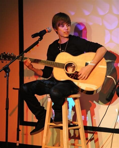 Justin Bieber And His Guitar Photo 8