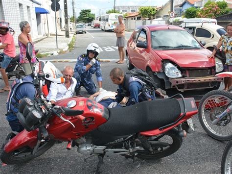 G1 Batida Entre Carro E Moto Deixa Dois Feridos Em Cruzamento Na