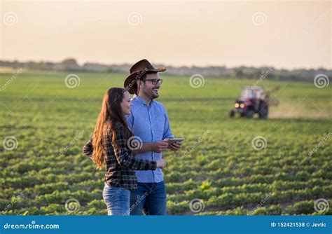 Agricultores Con Tableta Delante Del Tractor En El Campo Foto De