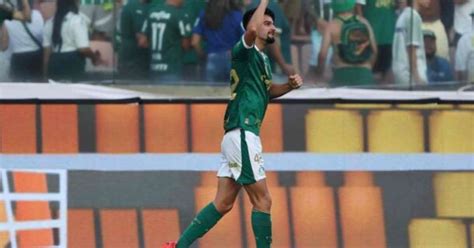 Palmeiras Goleia A Ponte Preta Hat Trick De Flaco L Pez