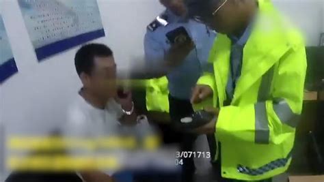 男子开车溅交警一身水，酒驾被发现了 所有人 澎湃新闻 The Paper