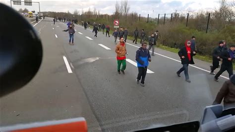 Un Chauffeur Routier Tar Essaie D Craser Des Migrants Calais Fou