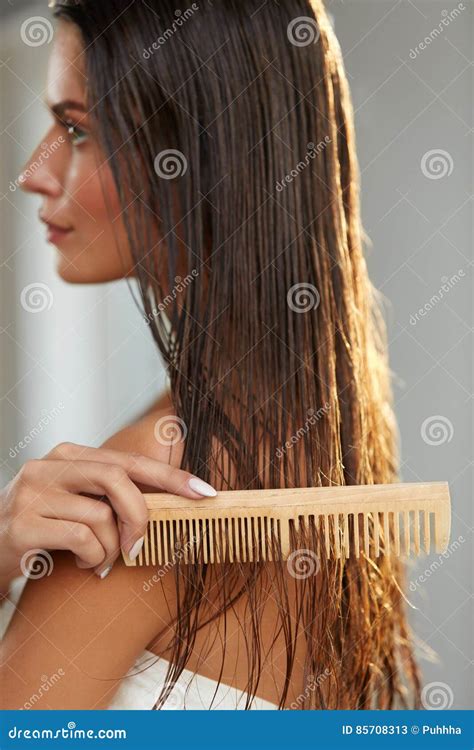 Belle Femme Hairbrushing Ses Longs Cheveux Humides Soins Capillaires