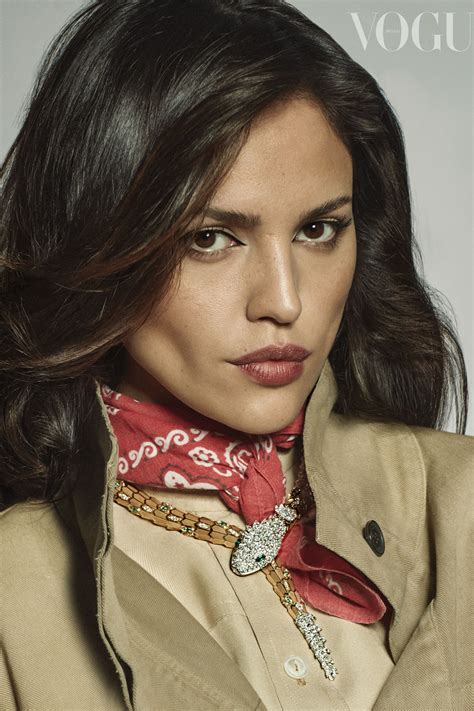 Eiza González es la inspiración para llevar pantalones de pinzas color