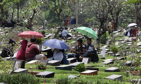 Tradisi Ziarah Makam Jelang Bulan Suci Ramadan