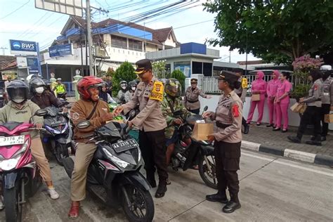 Polres Kulon Progo Berbagi Takjil Kepada Pengendara Lalu Lintas