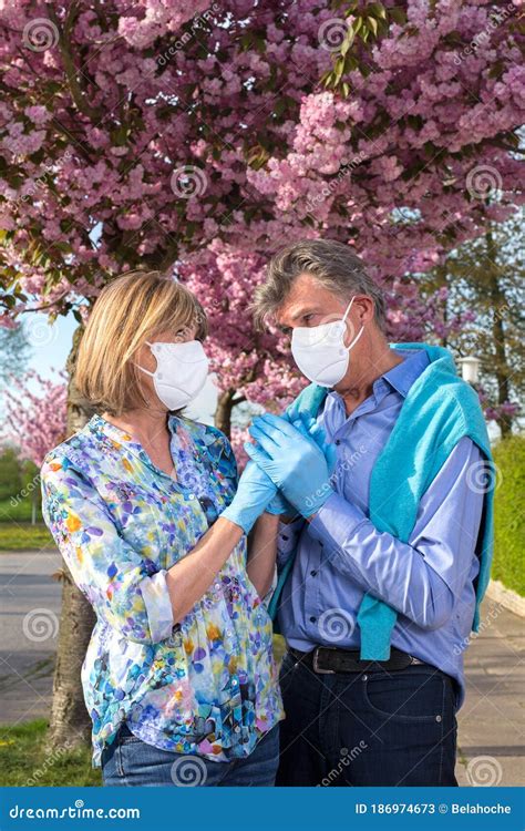 Ältere Paare Chirurgische Masken Und Handschuhe Tragen Stockbild