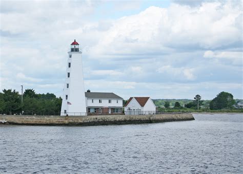 Lynde Point (Saybrook Inner) Lighthouse, Connecticut at Lighthousefriends.com