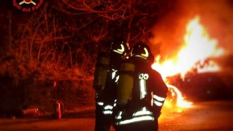 L Auto Va In Fiamme Dopo Lo Schianto Contro Un Muro Salvo Il Conducente