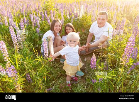 Feliz Familia Madre Padre Abrazando A Los Ni Os Al Aire Libre Mujer