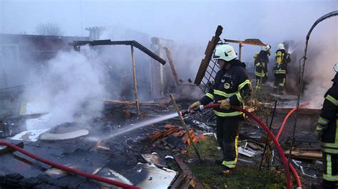 Gasflasche explodiert in Gartenhütte Mann wird schwer verletzt