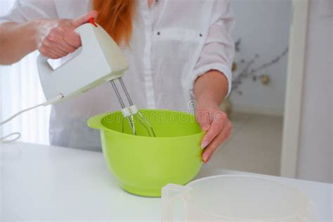 Concepto De Ultramar En Casa Joven Cocinando Un Pastel En La Cocina