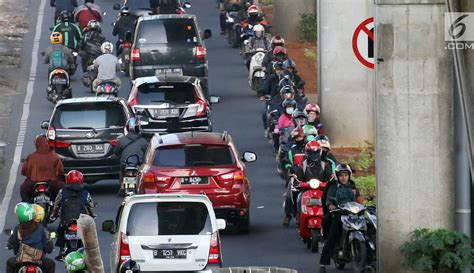 FOTO Ramai Ramai Pengendara Motor Melawan Arus Di Ciledug Raya Foto