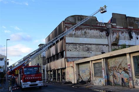 Fotos Al Menos Dos Muertos Y 17 Heridos En El Incendio De Una Nave