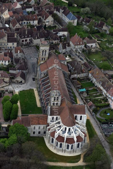 V Zelay Von Oben Kirchengeb Ude Der Basilika Basilique Sainte Marie