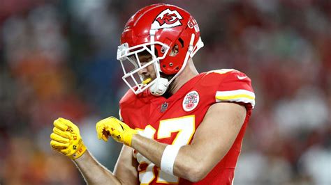 Chiefs Travis Kelce Sets Nfls Single Season Tight End Yards Record