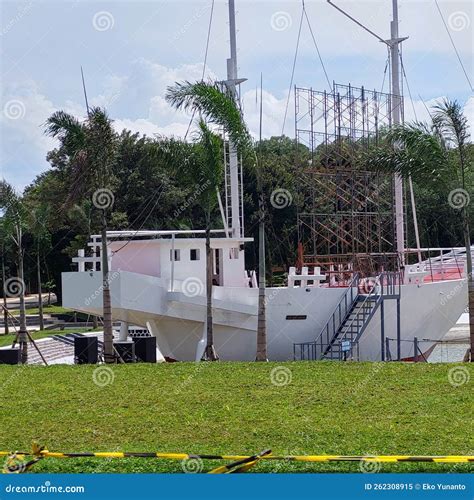 The Ship is Under Repair and Renovation Stock Image - Image of plant