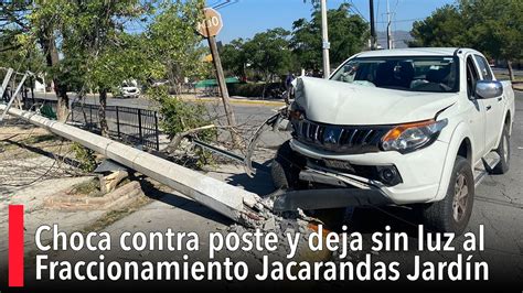 Choca contra poste y deja sin luz al Fraccionamiento Jacarandas Jardín