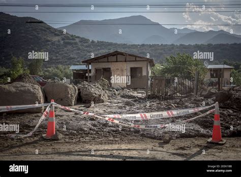 Afectado por deslizamientos de tierra fotografías e imágenes de alta