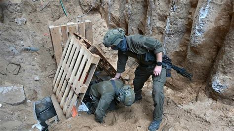 Israelische Armee Zeigt Reportern Tunnelsystem Unter Al Schifa Krankenhaus