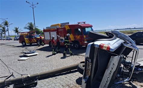 Motorista Perde Controle Do Ve Culo Capota E Colide Em Poste